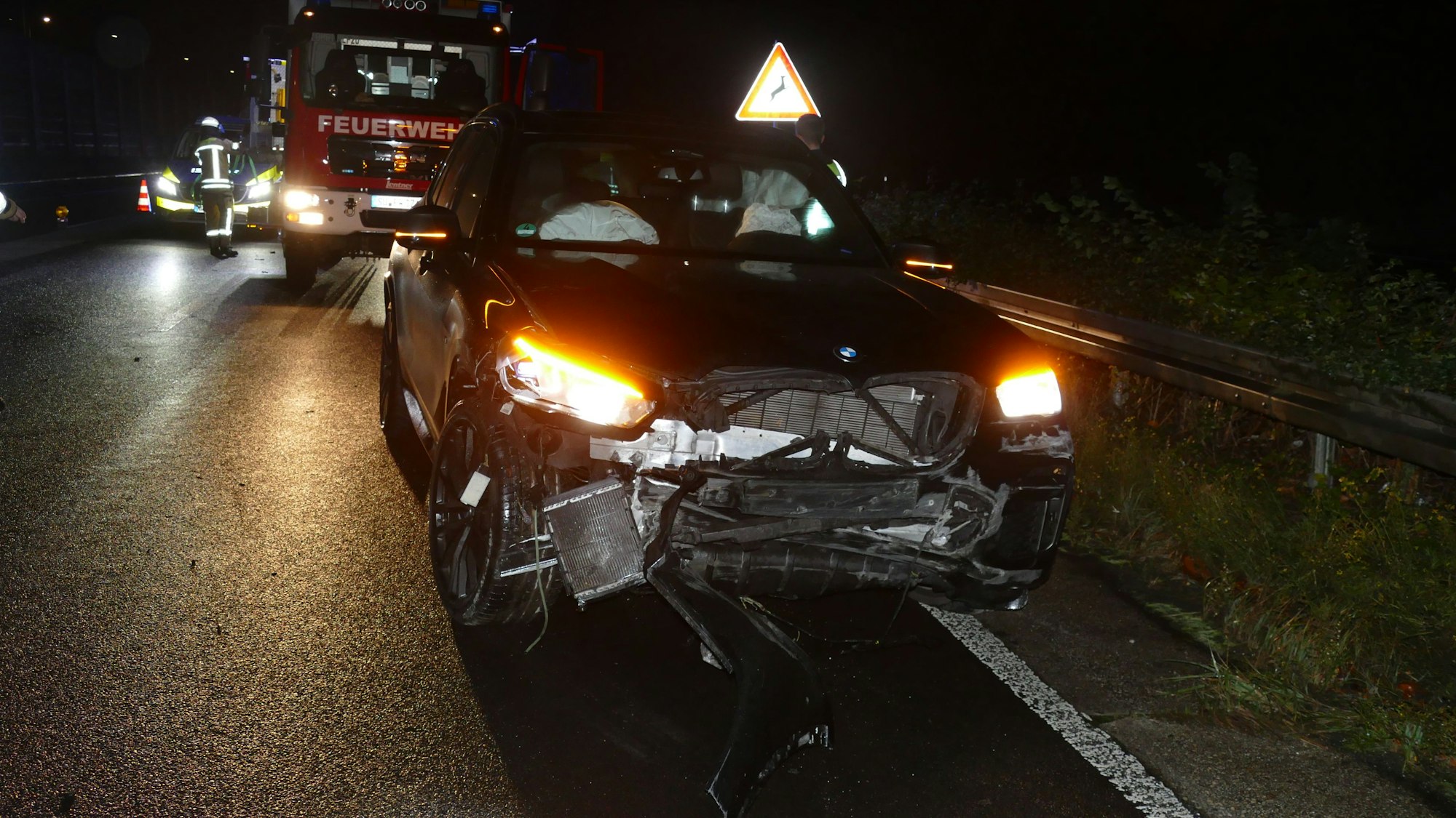 Am Montagabend war dieser SUV in die Mittelleitplanke gekracht.