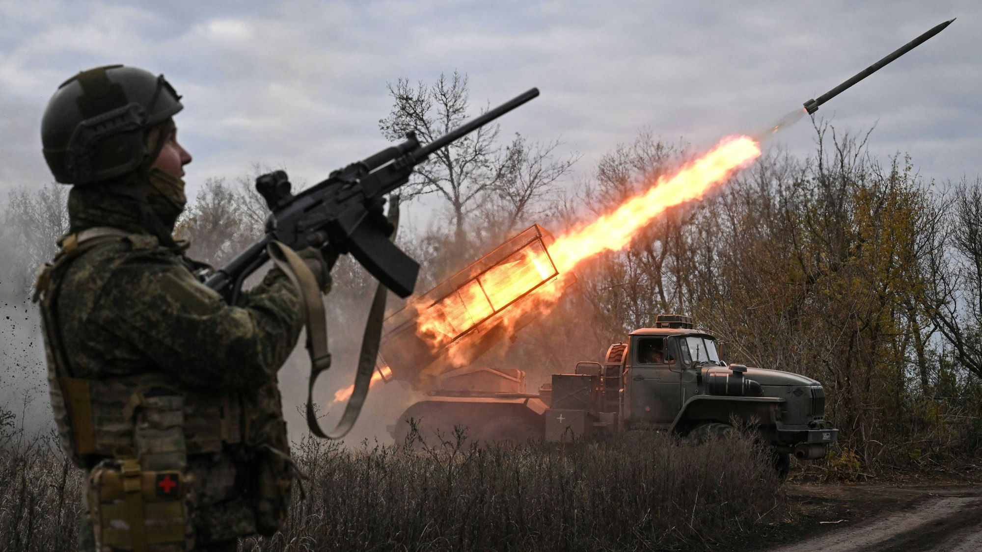 Russische Einheiten im Einsatz nahe der ukrainischen Stadt Pokrowsk. In der Region kommt es zu heftigen Gefechten. Die Ukraine greift Russland unterdessen weiterhin mit Drohnen an. (Archivbild)