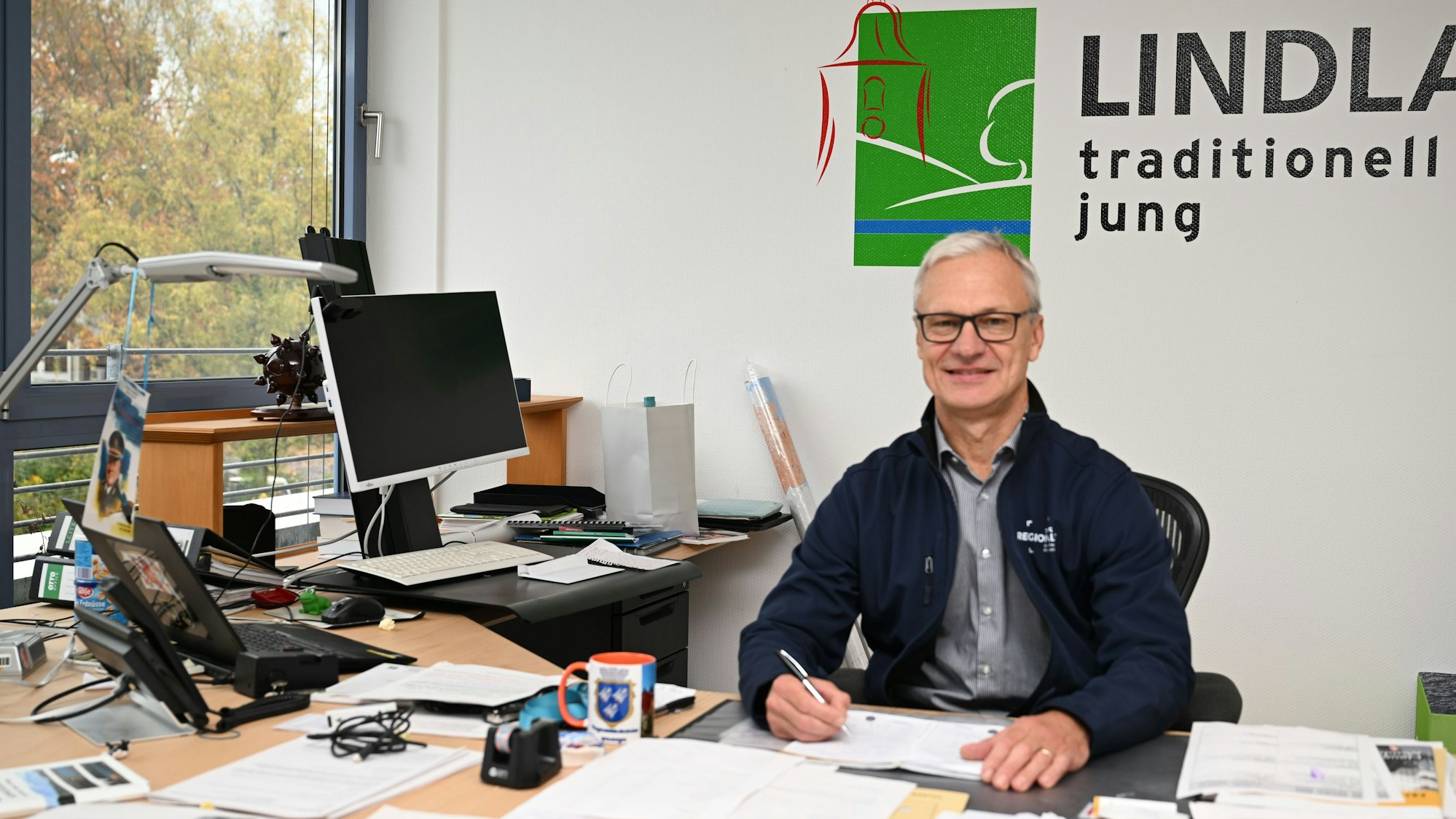 Georg Ludwig sitzt (damals noch als Bürgermeister von Lindlar) an seinem Schreibtisch.