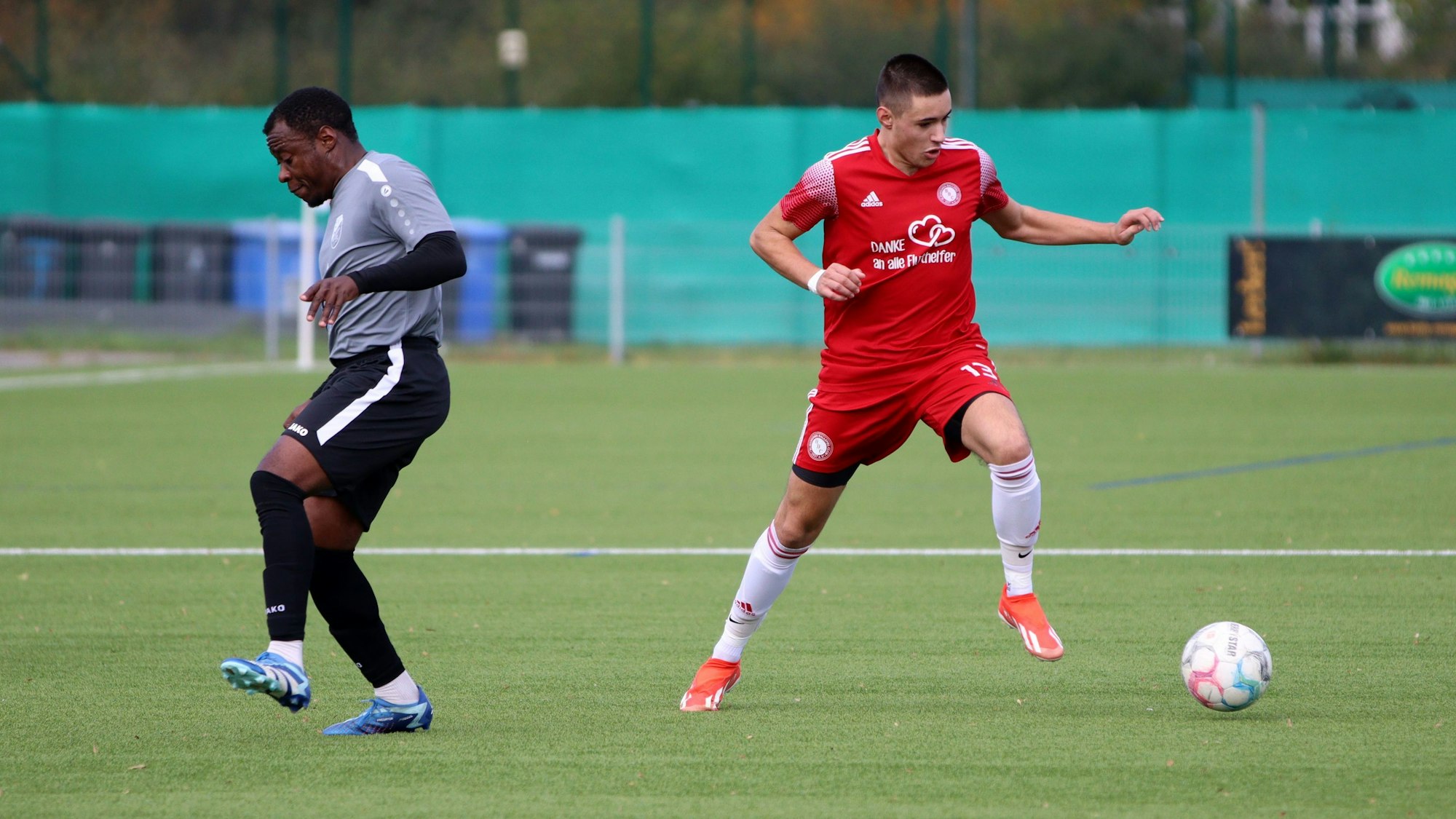 Der Metternicher Spieler steht links am Bildrand und scheint einen Ball zu stoppen, obwohl der Gegner und der Ball schon längt an ihm vorbei sind.
