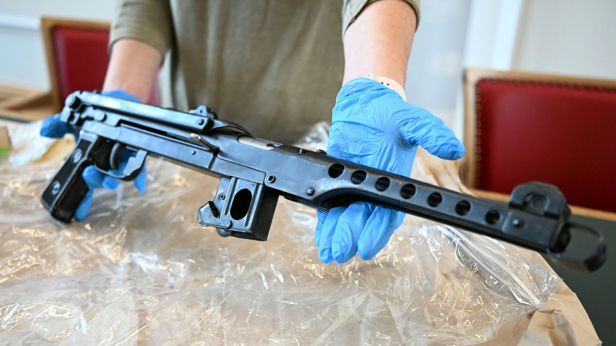 das Bild zeigt sichergestellte Waffen, die bei einer Pressekonferenz im Polizeipräsidium gezeigt werden. Foto: Federico Gambarini/dpa