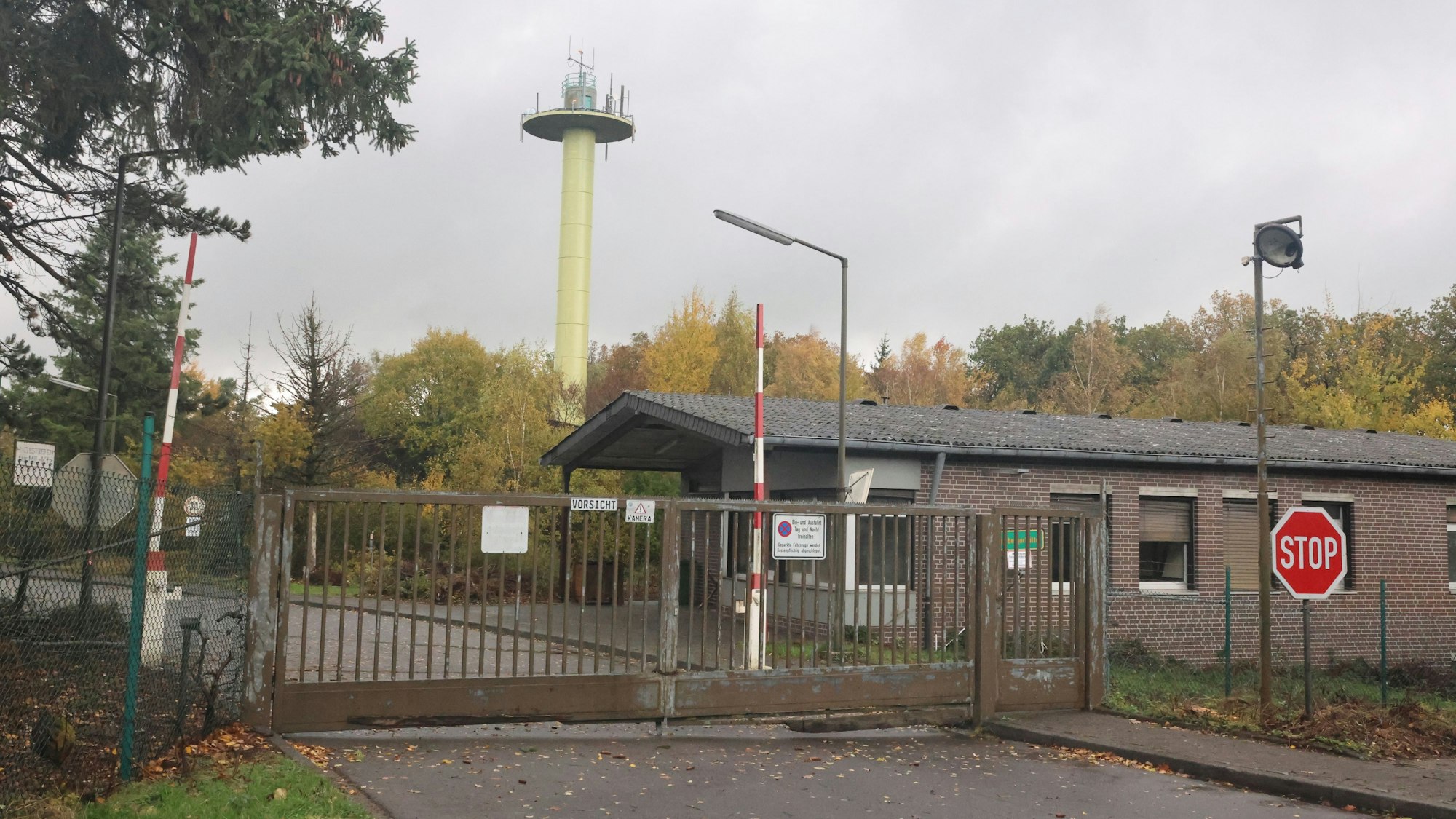 Das Foto zeigt den Zutrittsbereich der Kaserne Mohrenbach bei Reichshof-Wildbergerhütte.