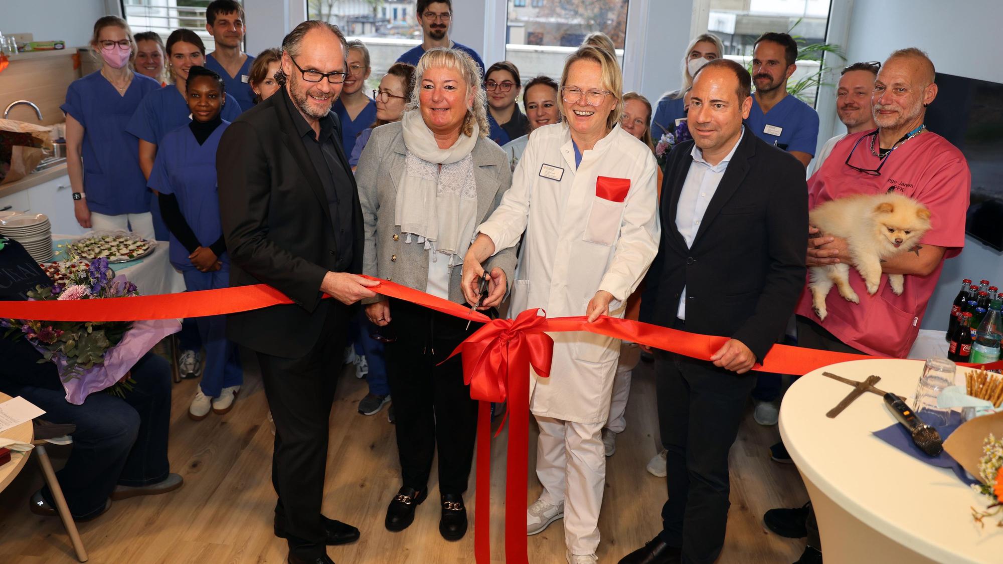 Bei der Einsegnung am Montag kamen alle Verantwortlichen zusammen: Chefärztin Dr. Urte Sommerwerck (vorne r.) und Pflegedienstleiterin Stephanie Armbrecht (vorne l.) zerschnitten das rote Band.