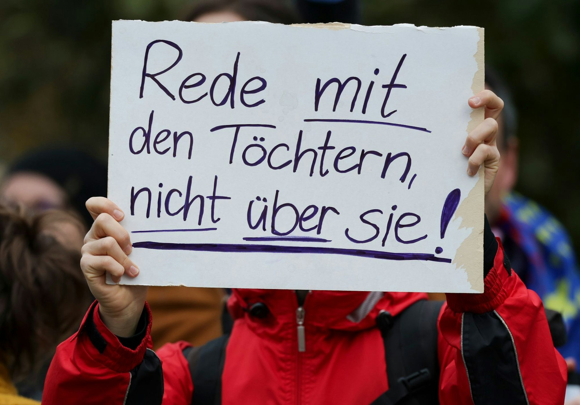 250 Demonstranten versammelten sich vor der Dresdner Staatskanzlei während des Besuchs des Kanzlers in der sächsischen Hauptstadt.