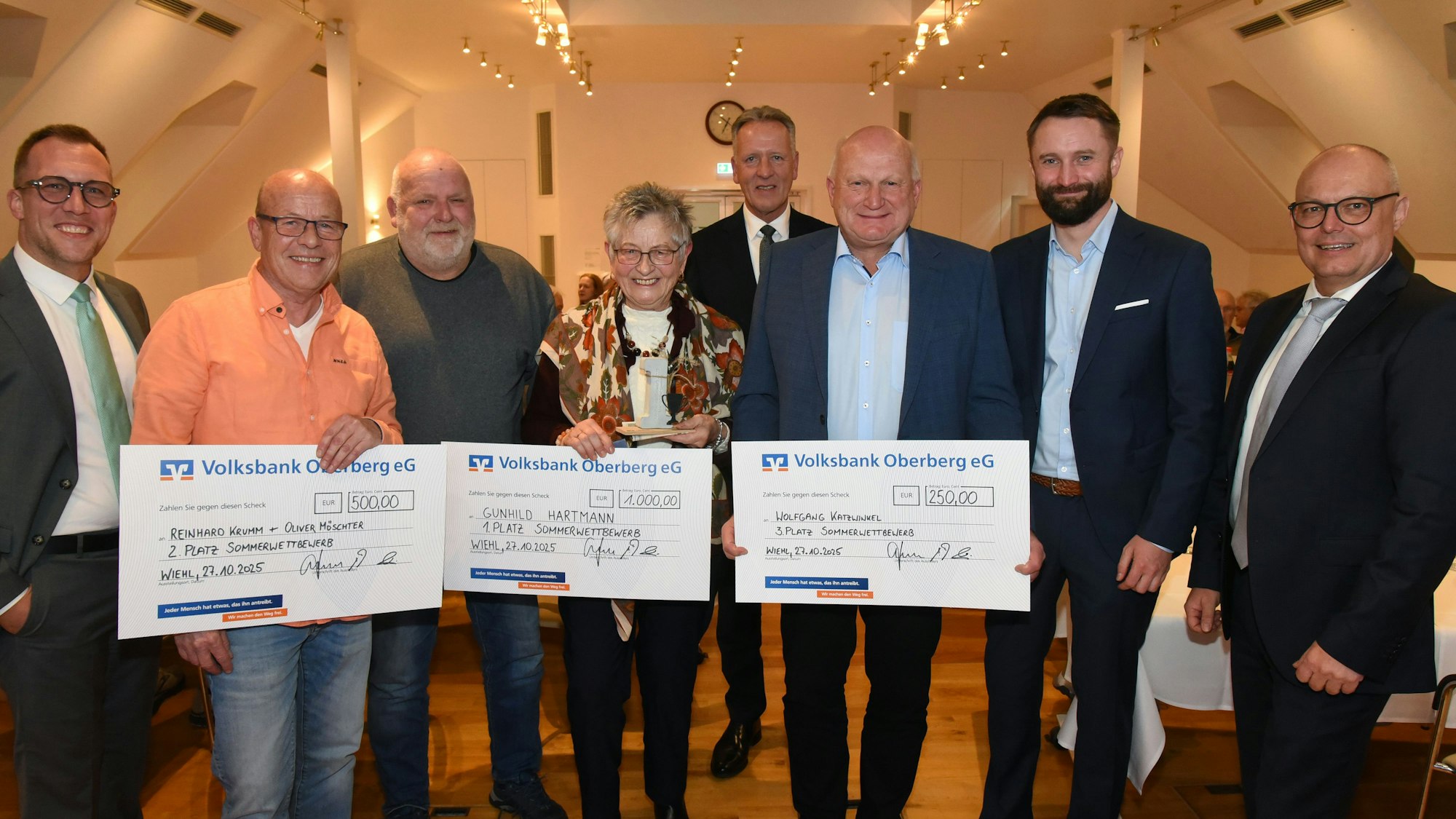 Die Gewinner mit dem Vorstand der Volksbank Oberberg um Ingo Stockhausen (4.v.r.) und Christian Stahl (2.v.r., Rheinische Redaktionsgemeinschaft).