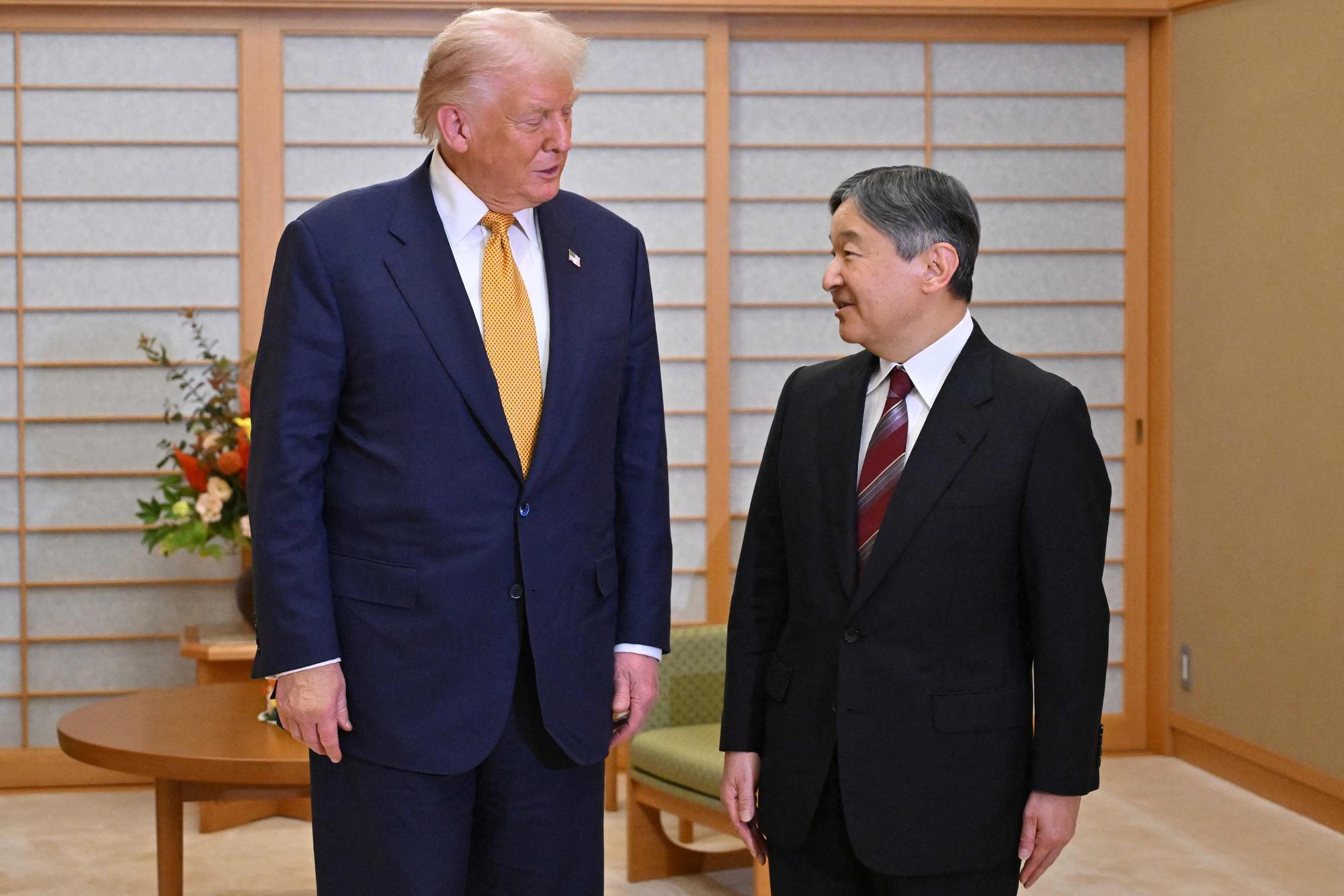 Donald Trump bei seinem Treffen mit Kaiser Naruhito