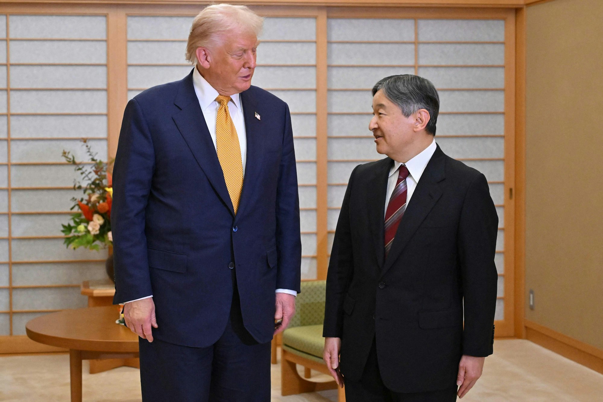 Donald Trump bei seinem Treffen mit Kaiser Naruhito
