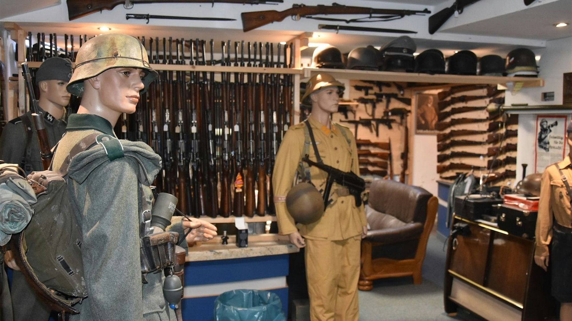 Das Foto zeigt den Keller eines Verdächtigen, in dem dutzende Kriegswaffen gefunden wurden. Foto: --/Polizei Wuppertal/dpa