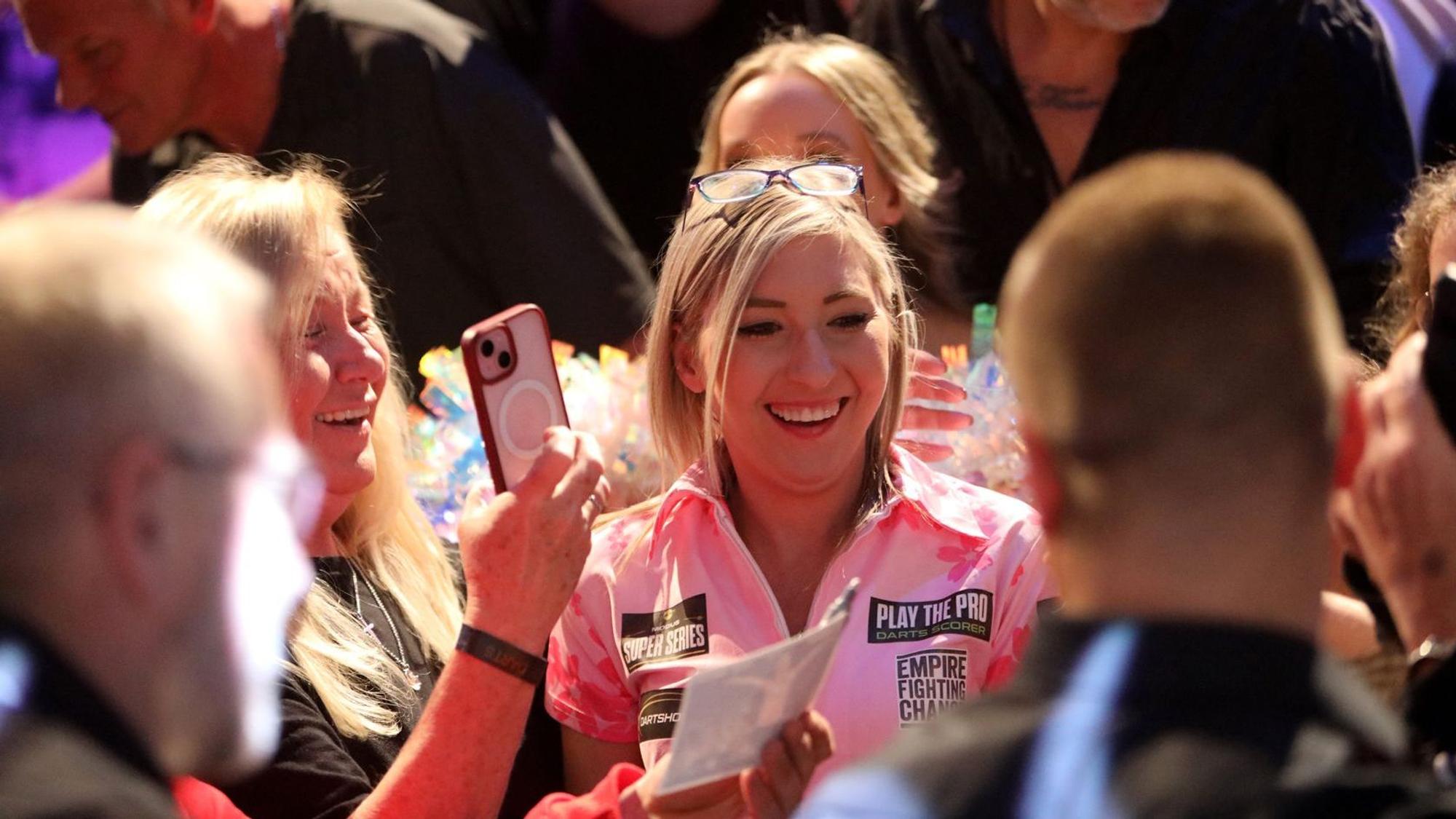 Die Darts-Stars nahmen sich auch nach dem Turnier noch Zeit für Fans, gaben Autogramme und standen für Fotos bereit.