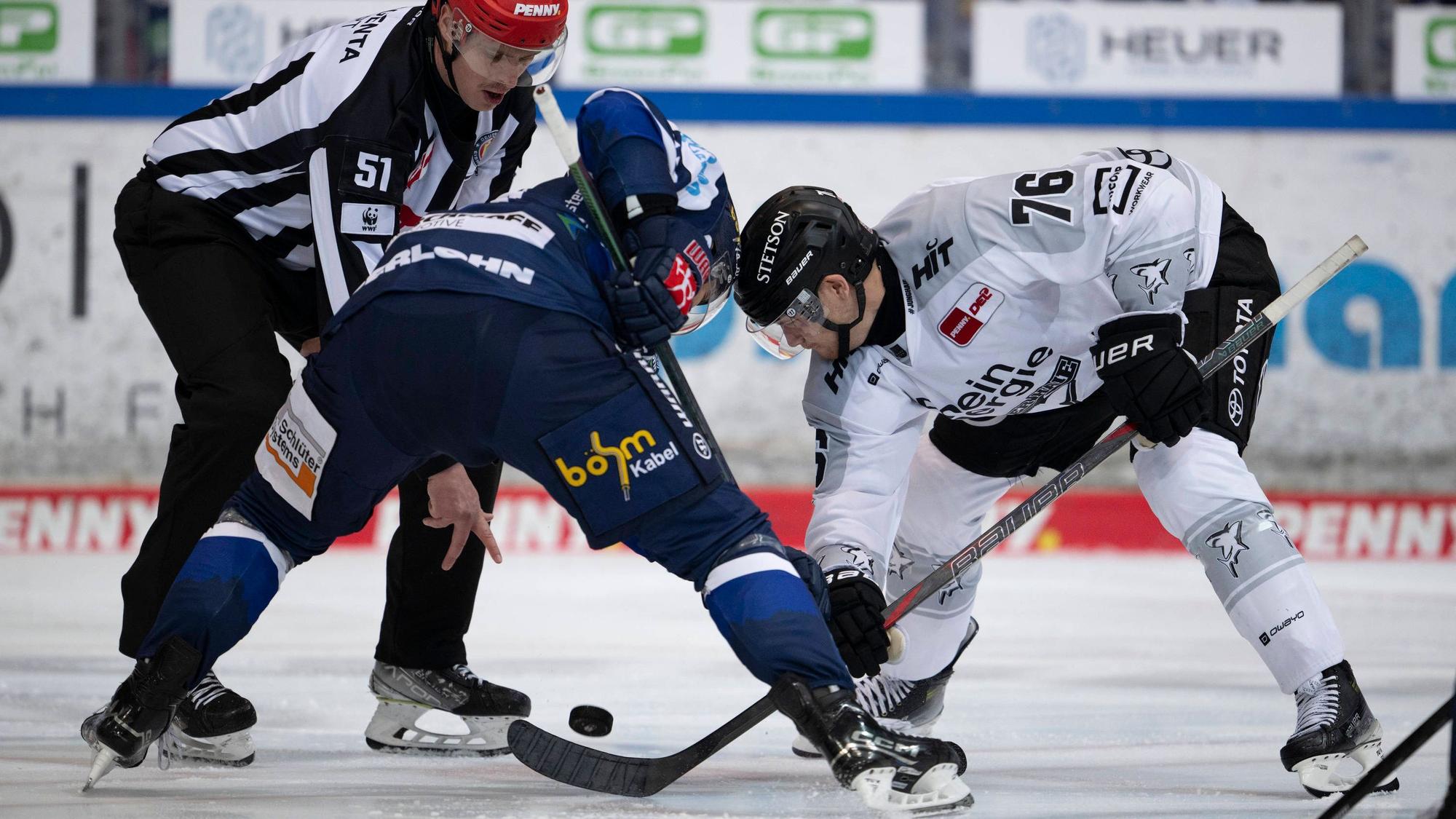 Bully am Seilersee: Iserlohns Dominic Kontny Linesmen (l.) und Kölns Nate Schnarr kämpfen um die Scheibe.