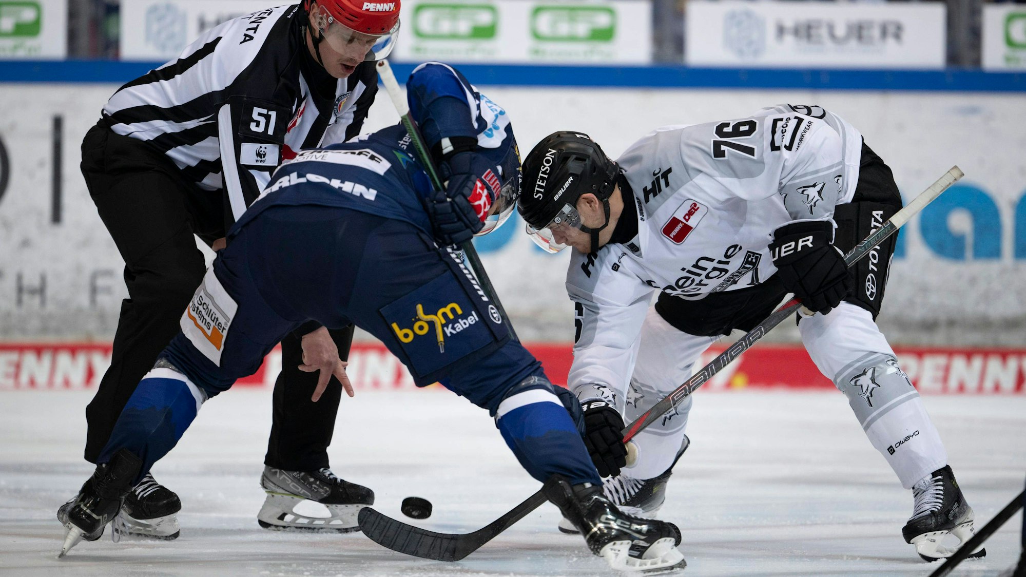 Bully am Seilersee: Iserlohns Dominic Kontny Linesmen (l.) und Kölns Nate Schnarr kämpfen um die Scheibe.