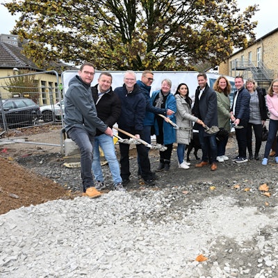 Der Bürgermeister und seine Kollegen halten Spaten in der Hand.