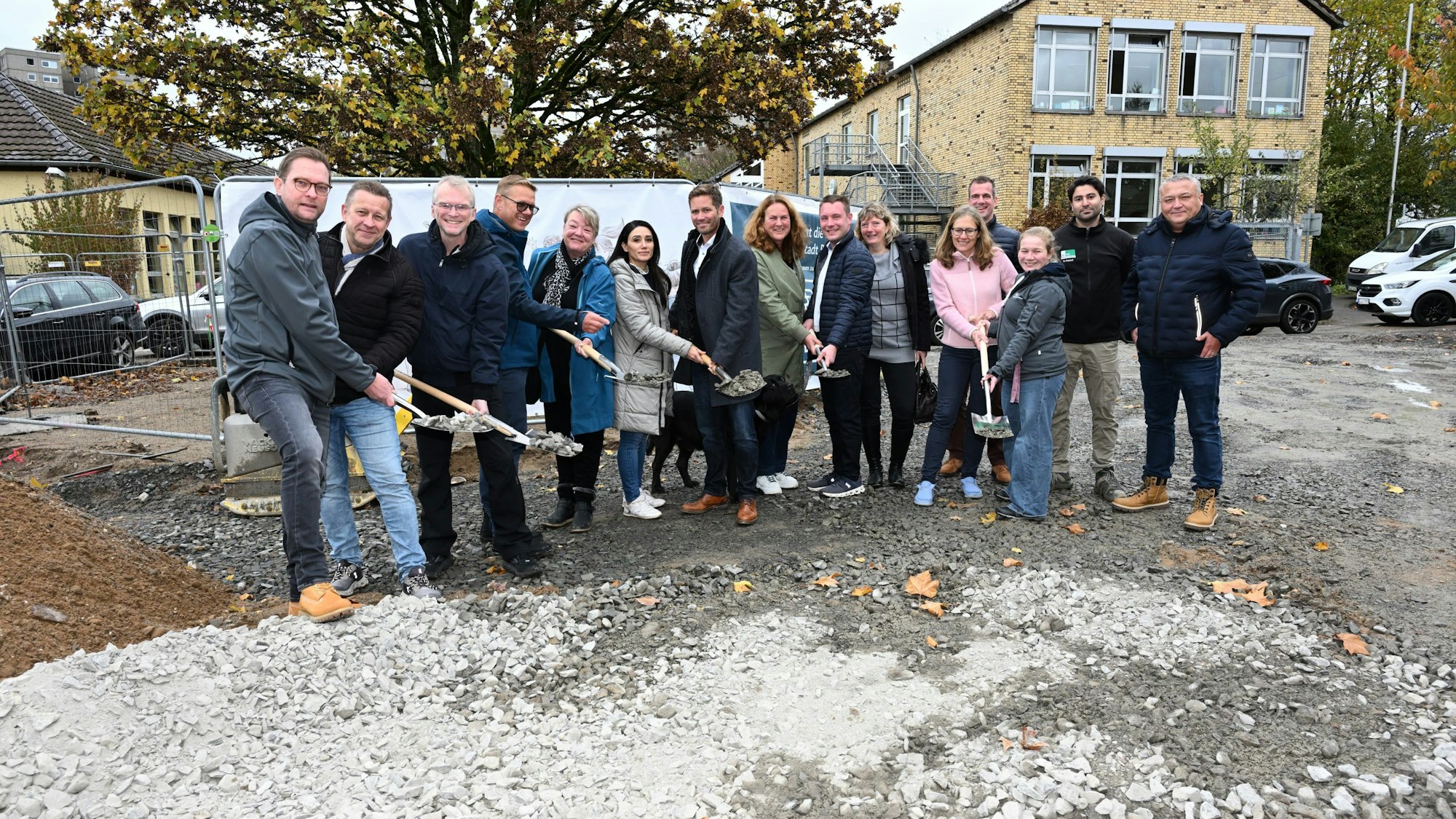 Der Bürgermeister und seine Kollegen halten Spaten in der Hand.