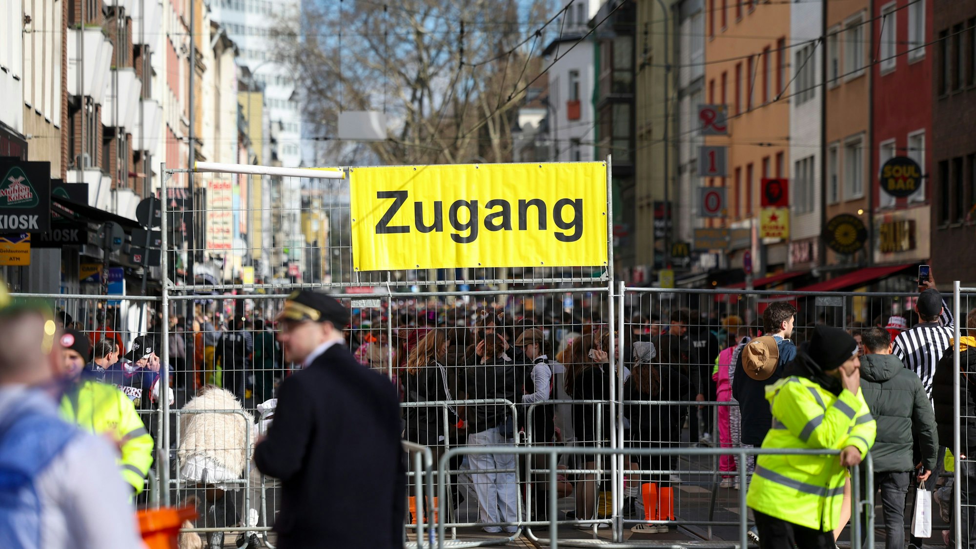 Der Zugang zur Zülpicher Straße an Weiberfastnacht 2025.