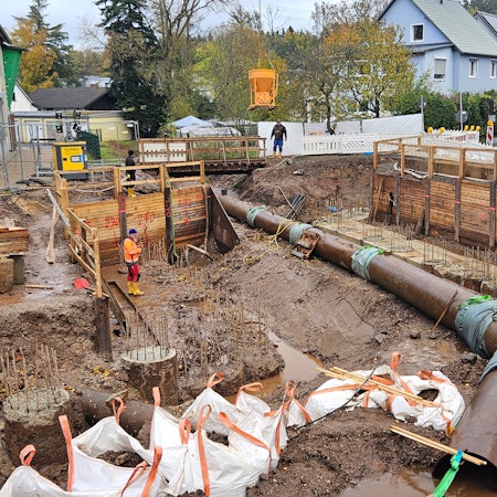 Blick auf die Baustelle und die Rohrleitung für den Kallbach.