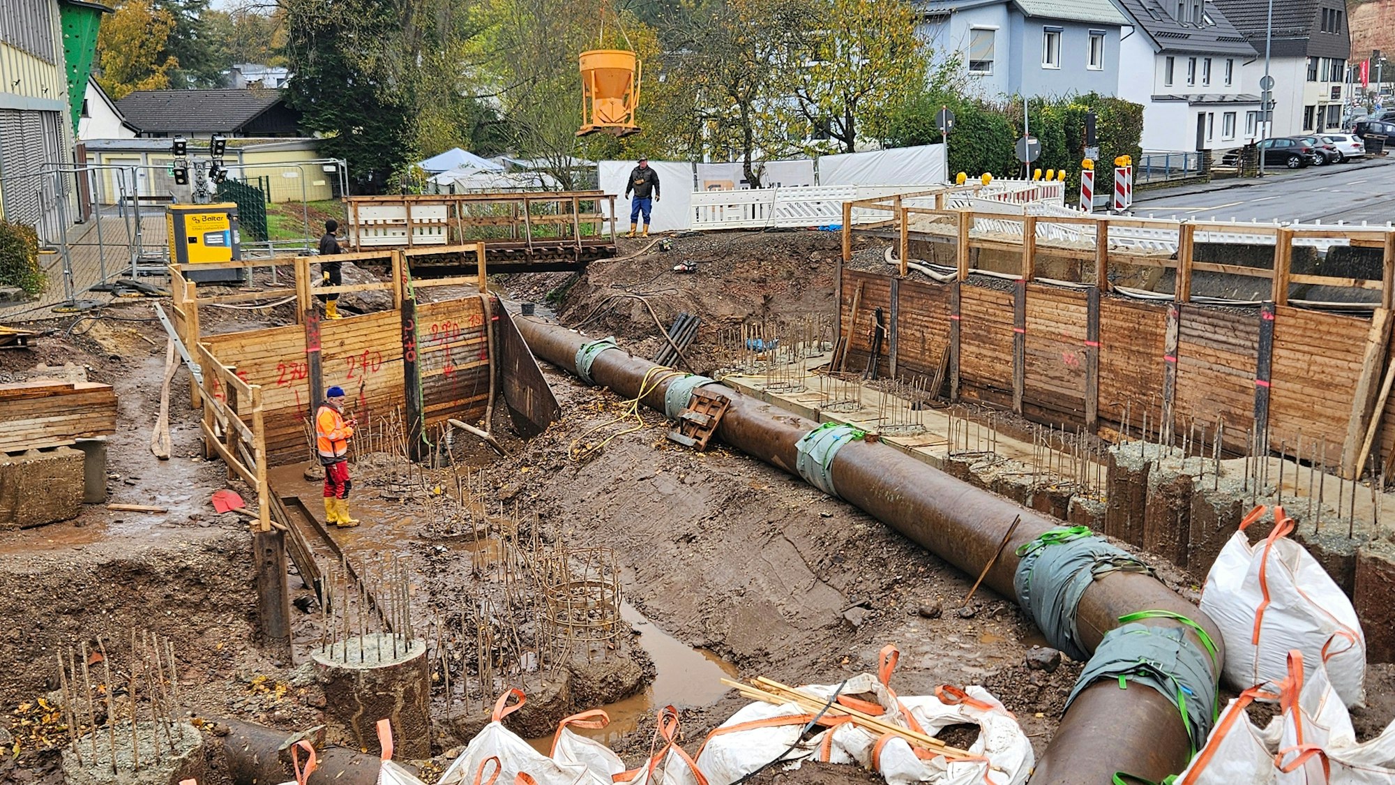 Blick auf die Baustelle und die Rohrleitung für den Kallbach.