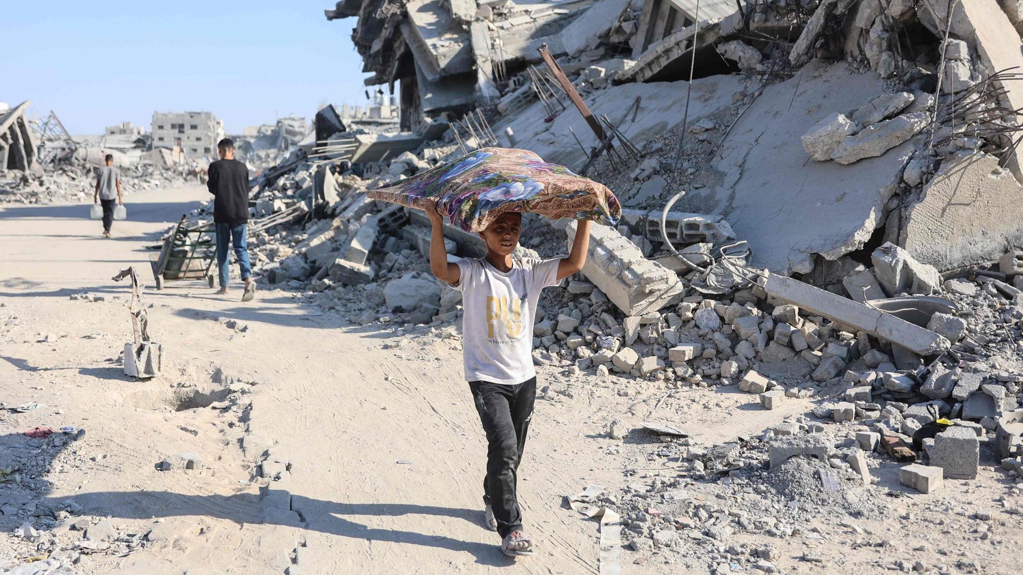 Ein palästinensischer Junge am 27. Oktober in den Trümmern eines Vorortes von Gaza Stadt.