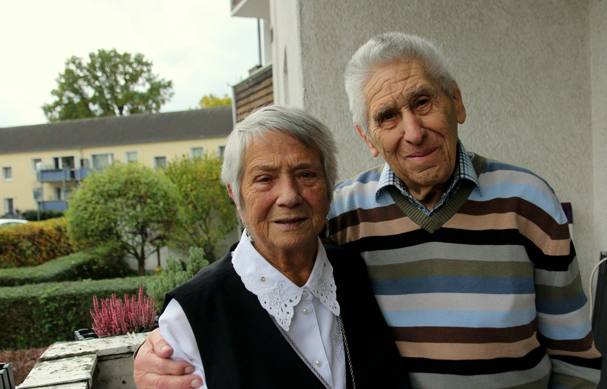 Das Bild zeigt ein Diamanthochzeitspaar auf einem Balkon.