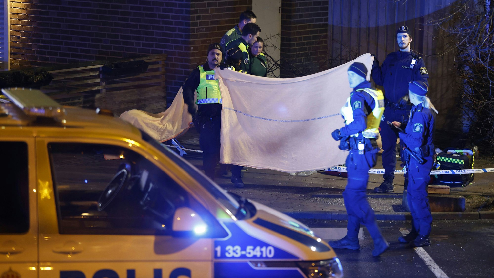 Das Bild zeigt schwedische Polizisten bei einem Einsatz gegen Bandenkriminalität. Foto: Christine Olsson/AP/dpa