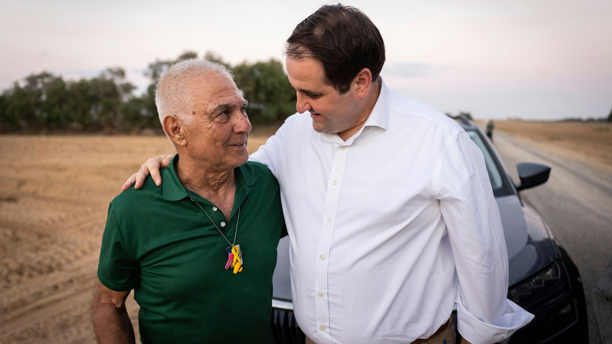 Nathanael Liminski (r.) mit Gadi Mozes (80), Bewohner des Kibbuz Nir Oz, der 482 Tage als Geisel in der Hand der Hamas war.