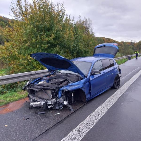 Ein Auto ist auf der A3 in Höhe des Rastplatzes Sülztal in die Leitplanke geschleudert. Foto: Marius Fuhrmann