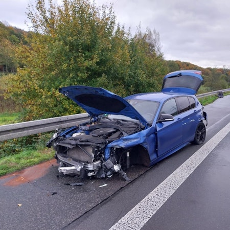 Ein Auto ist auf der A3 in Höhe des Rastplatzes Sülztal in die Leitplanke geschleudert. Foto: Marius Fuhrmann
