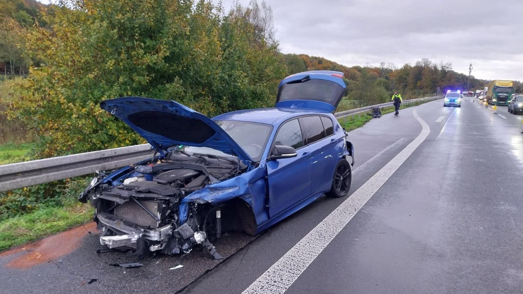 Ein Auto ist auf der A3 in Höhe des Rastplatzes Sülztal in die Leitplanke geschleudert. Foto: Marius Fuhrmann