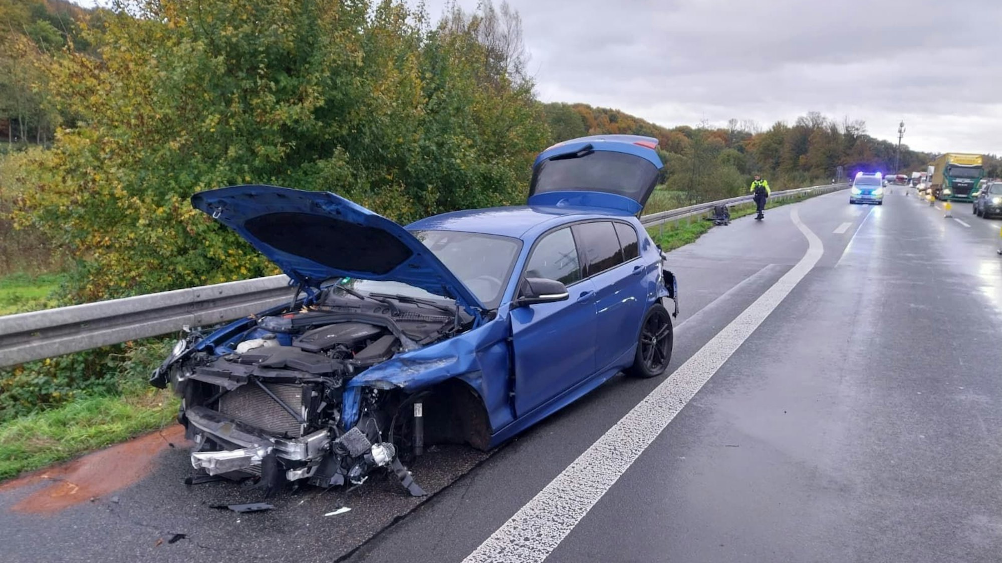 Ein Auto ist auf der A3 in Höhe des Rastplatzes Sülztal in die Leitplanke geschleudert. Foto: Marius Fuhrmann