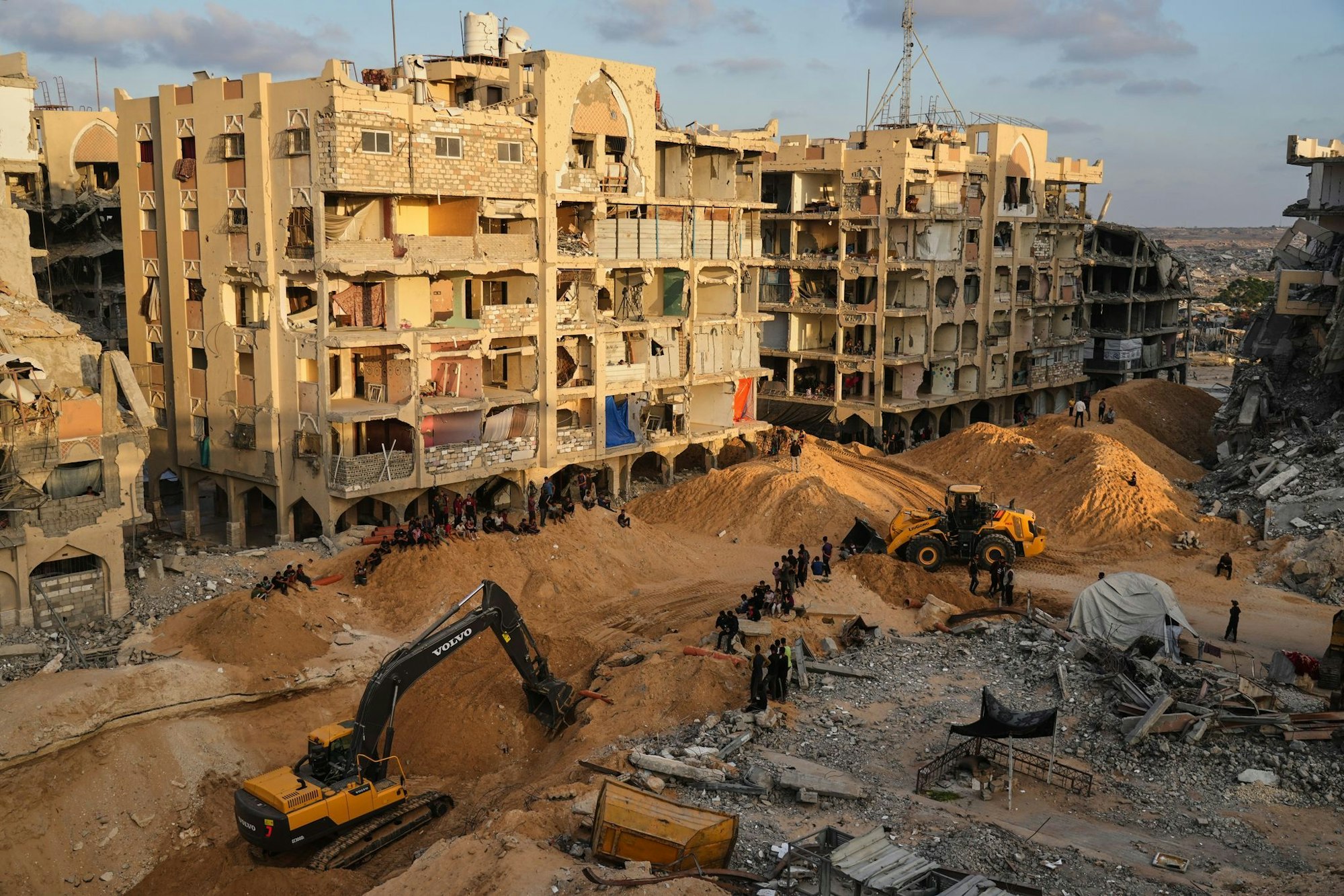Ägyptische Arbeiter suchen mit schwerem Gerät nach sterblichen Überresten von Geiseln. (Archivbild)