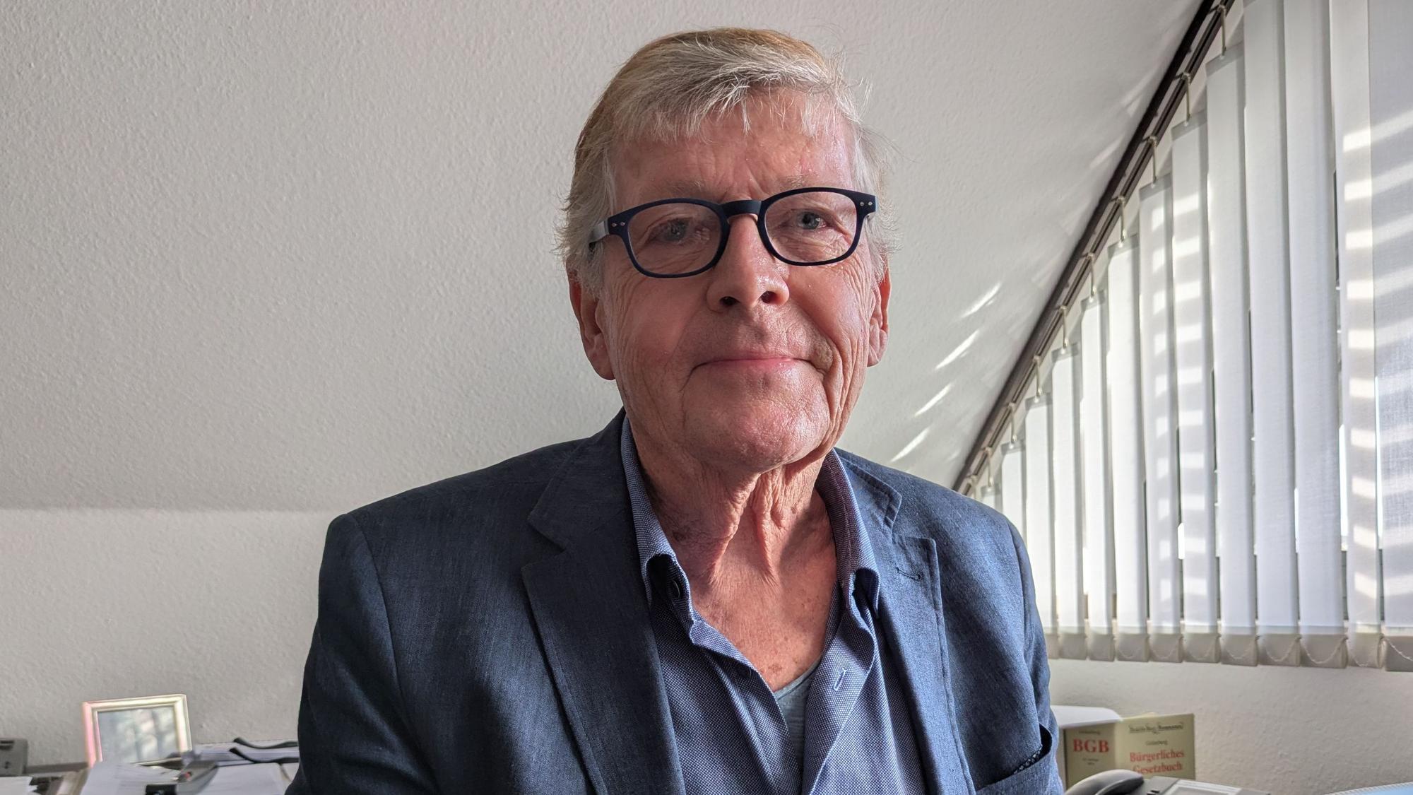 Franz Troschke im Büro seiner Anwaltskanzlei.
