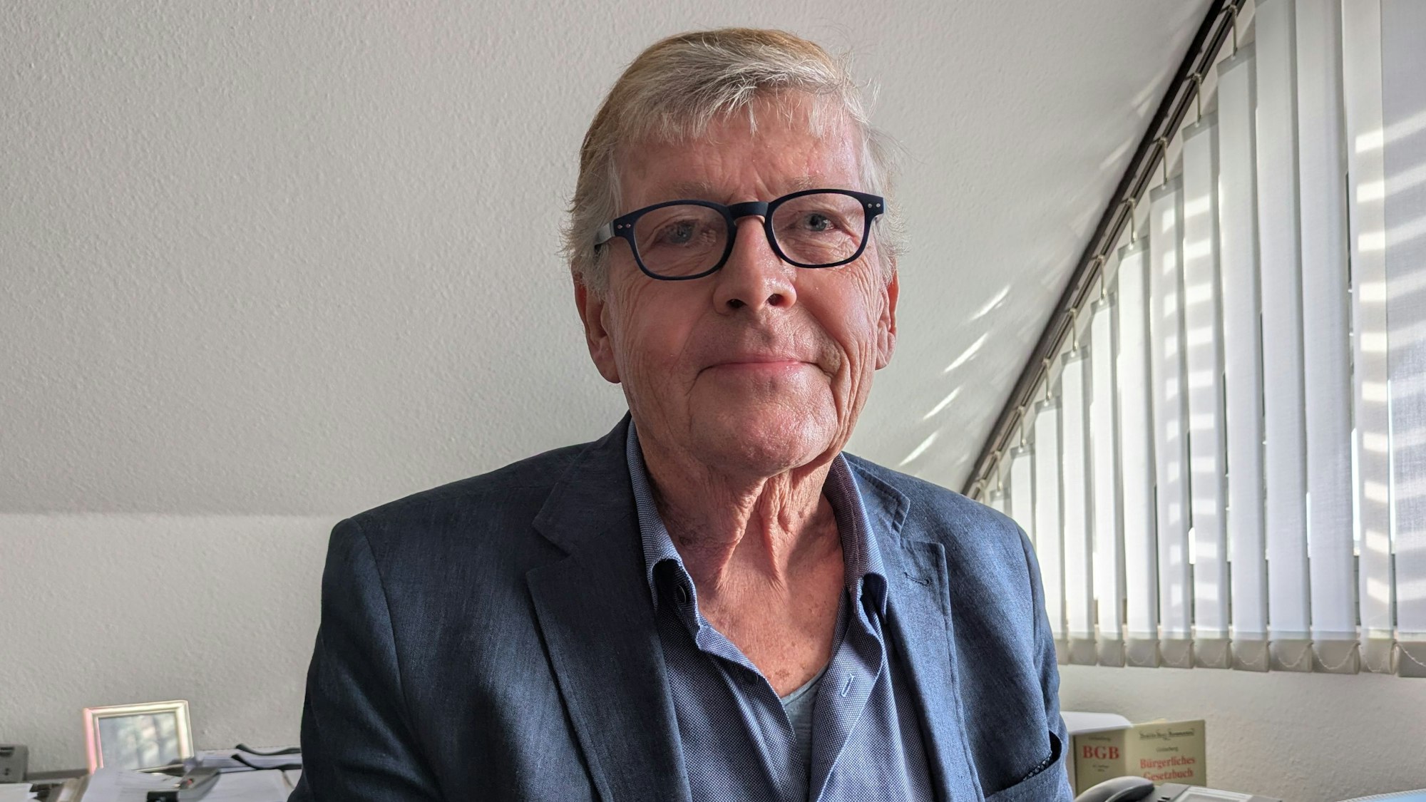 Franz Troschke im Büro seiner Anwaltskanzlei.