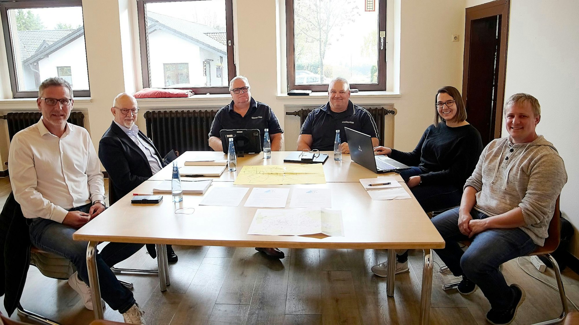Christian Westfal, Eva Gäbler, Udo Gallmüller, Joachim Jordan, Prof. Martin Exner, und Norbert Crump sitzen an einem Tisch.
