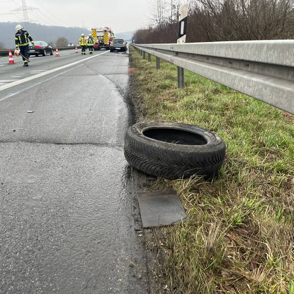 Ein Autoreifen liegt am Fahrbahnrand der A3 in Höhe des Rastplatzes Sülztal.