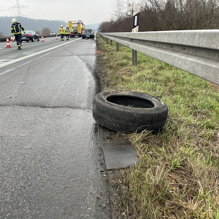 Ein Autoreifen liegt am Fahrbahnrand der A3 in Höhe des Rastplatzes Sülztal.