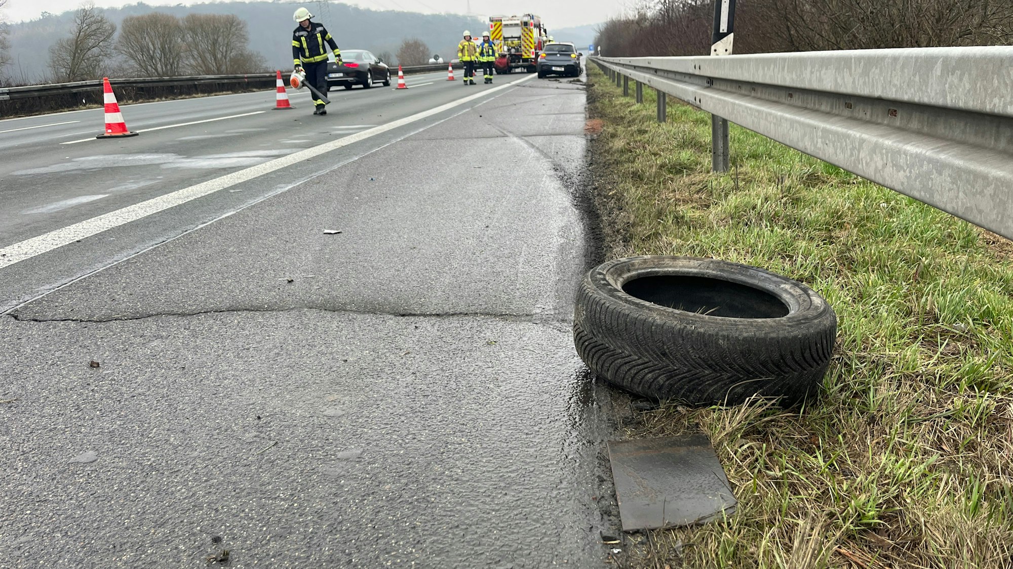 Ein Autoreifen liegt am Fahrbahnrand der A3 in Höhe des Rastplatzes Sülztal.