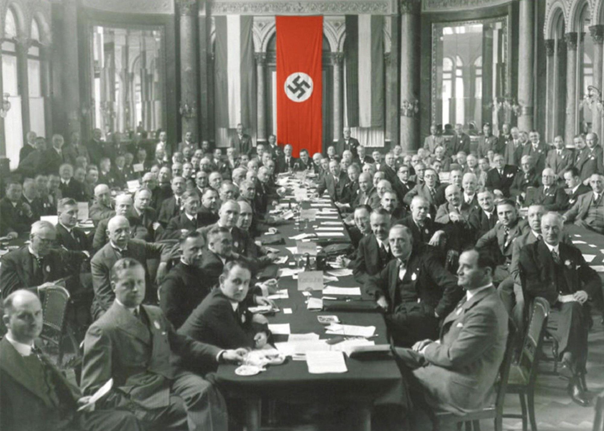 Tagung unter der Hakenkreuzfahne: Ein Rotarier-Treffen im Mai 1935 in Wiesbaden.