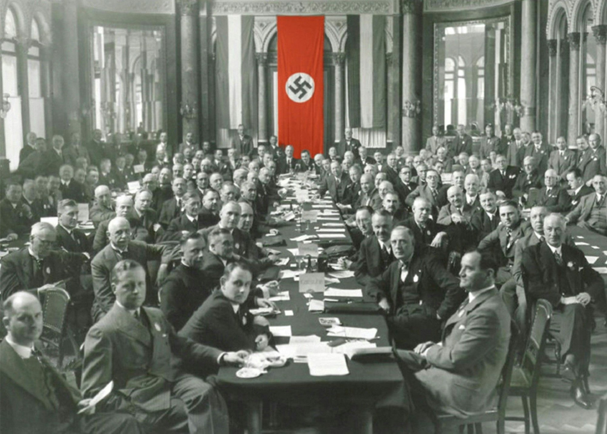 Tagung unter der Hakenkreuzfahne: Ein Rotarier-Treffen im Mai 1935 in Wiesbaden.