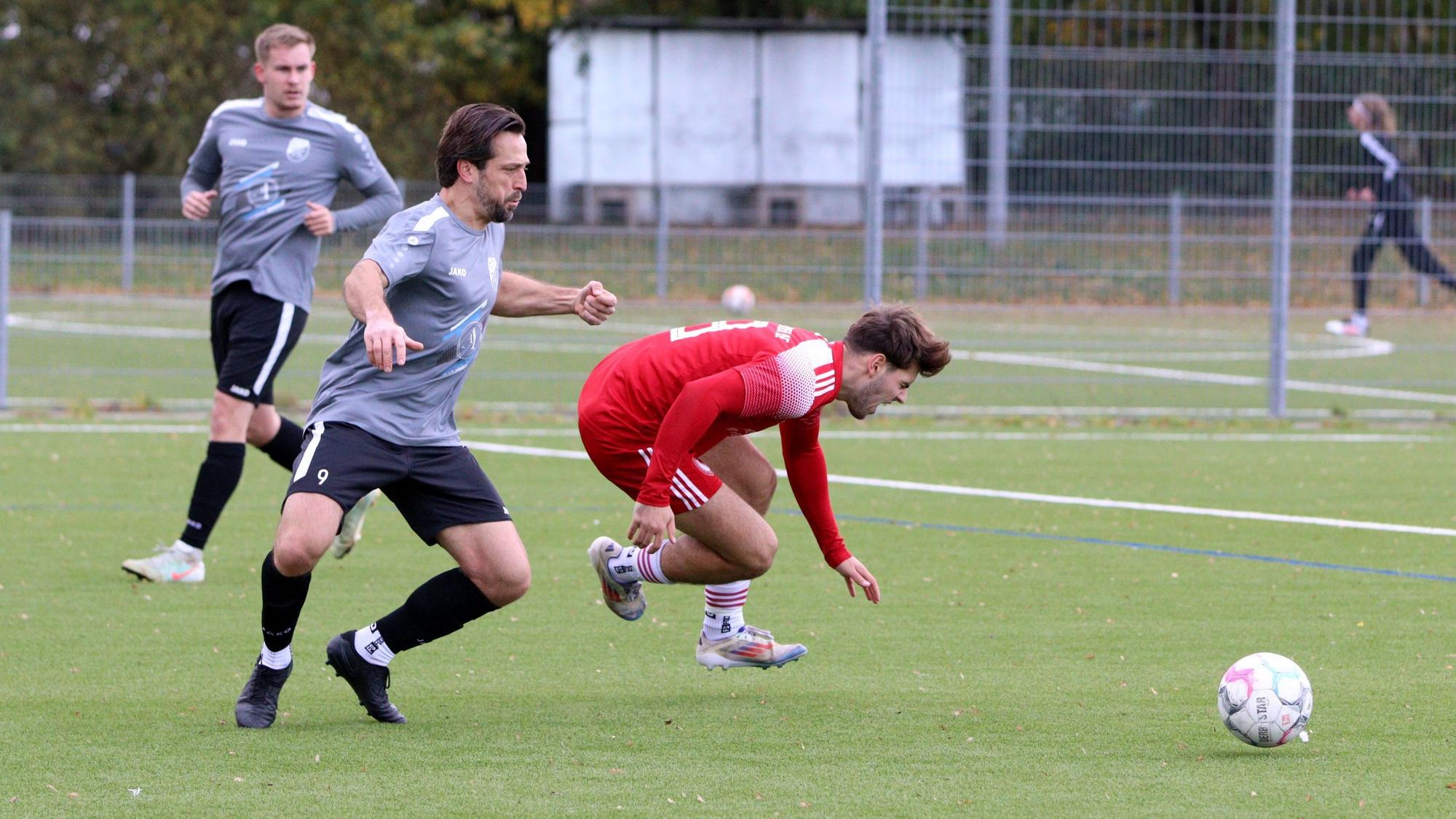 Nach der Berührung mit Gegenspieler Janni Falkenstein hebt Athanasios Lafazanis laut schreiend ab.