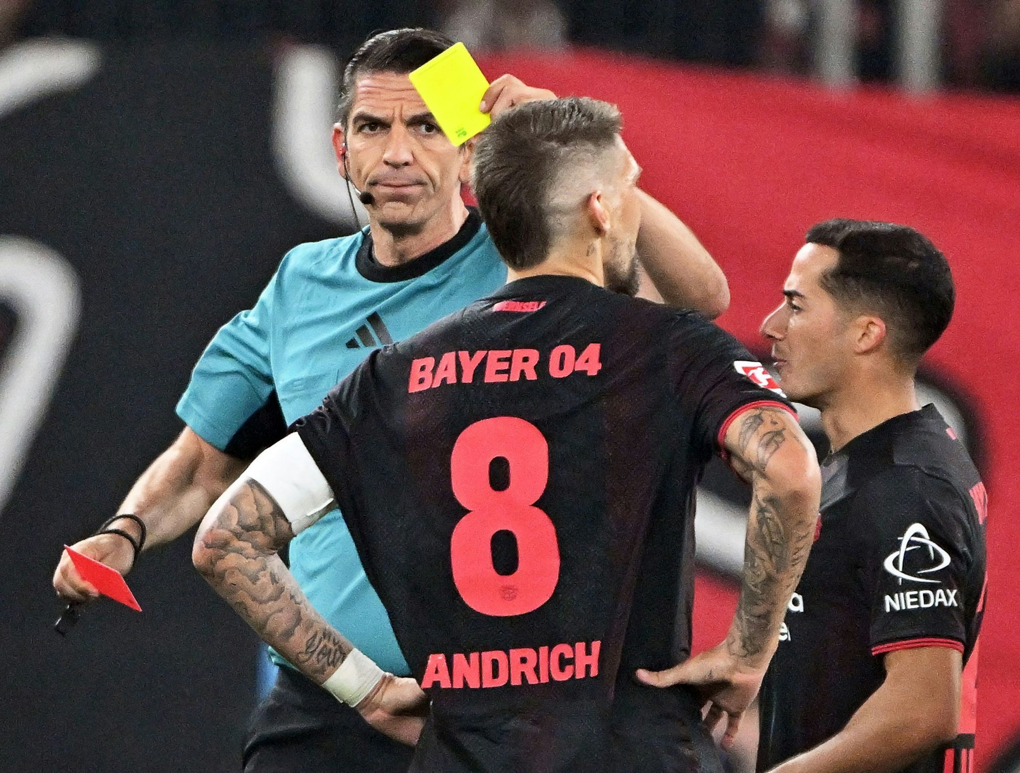 Zukünftig soll der Video-Schiedsrichter auch Gelb-Rote Karten überprüfen können. (Archivbild)