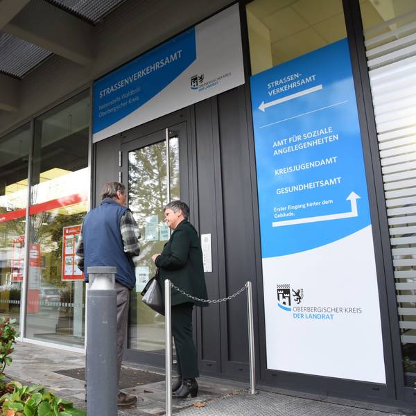 Der Oberbergische Kreis ist mit drei Außenstellen und einem eigenen Eingang in die frisch sanierte Filiale der Kreissparkasse Köln in Waldbröl eingezogen. Diese befindet sich an der Kaiserstraße 69-77.