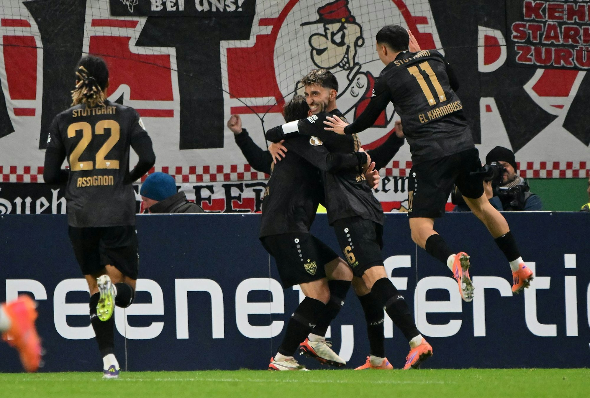 Der VfB Stuttgart jubelt mit Torschütze Atakan Karazor über den Pokalsieg in Mainz.