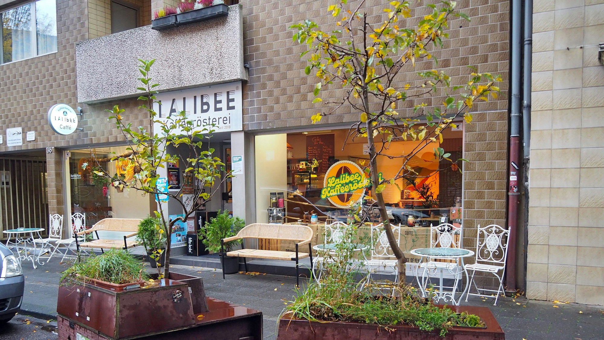 Vor dem Café Lalibee in der Theophanostraße in Zollstock stehen die nächsten Wochen zwei Wanderbäume.