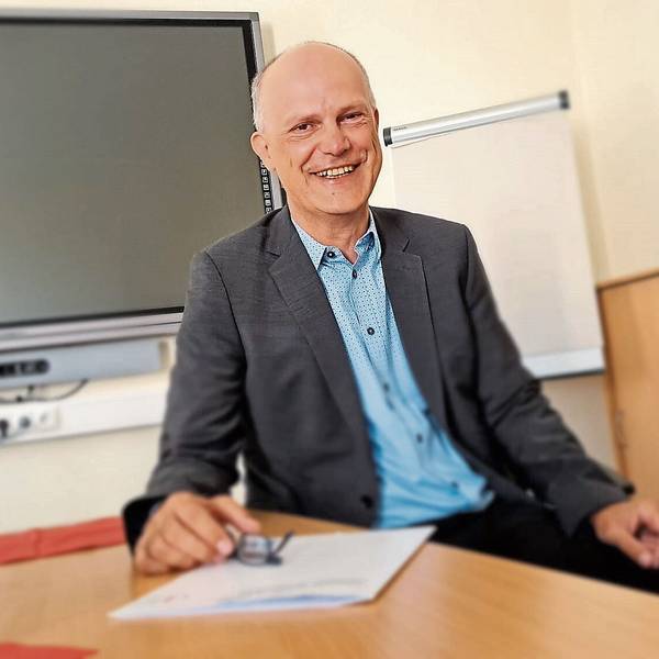 „Nur 60 Prozent der Termine finden statt“: Thomas Holz in seinem Büro im Jobcenter des Salzlandkreises.