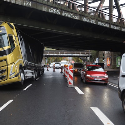 Auf der Inneren Kanalstraße ist ein Lkw unter einer Brücke hängen geblieben.