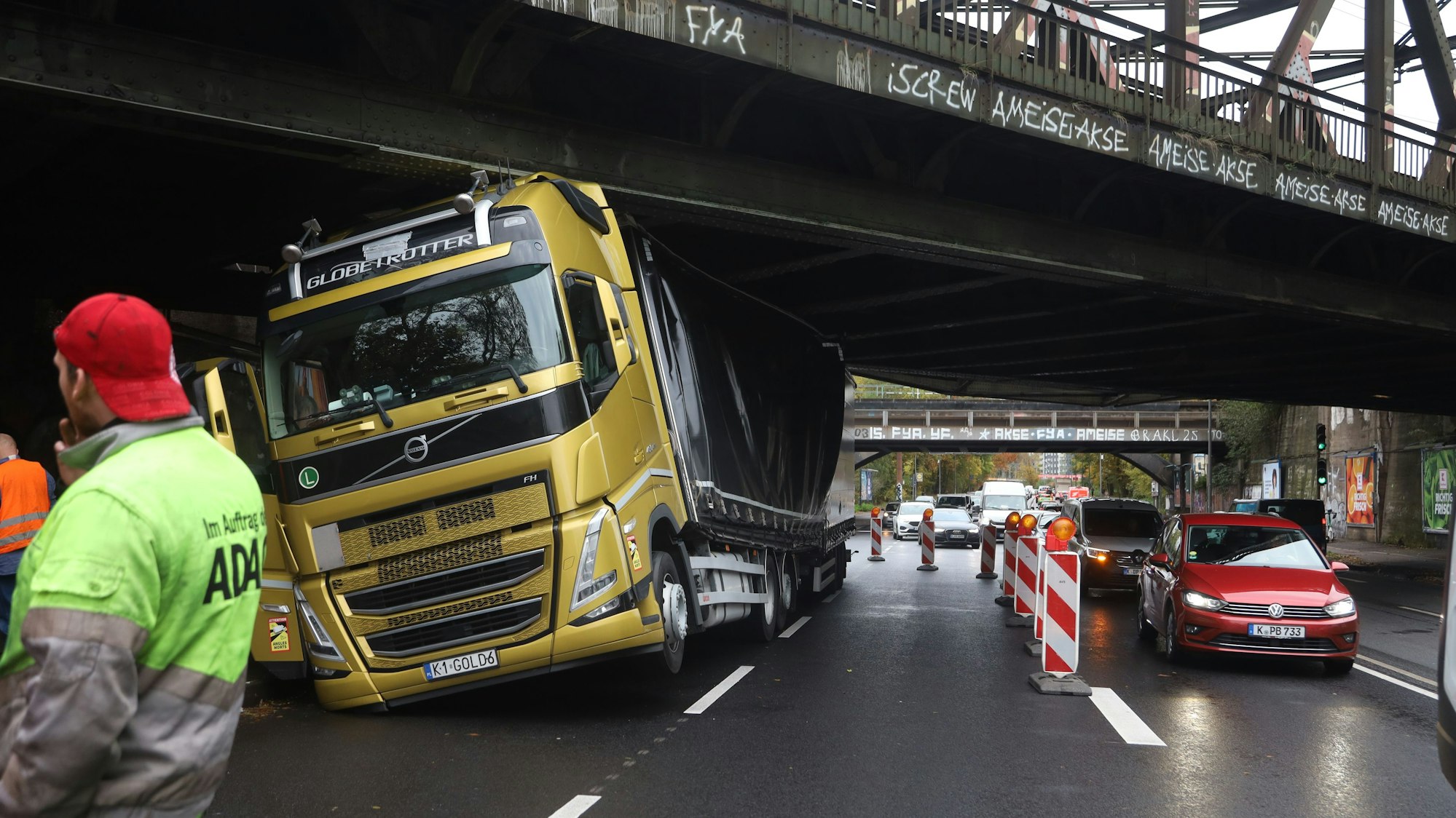 Auf der Inneren Kanalstraße ist ein Lkw unter einer Brücke hängen geblieben.