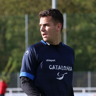 Aufnahme von Helge Hohl in einem Trikot auf einem Fußballplatz