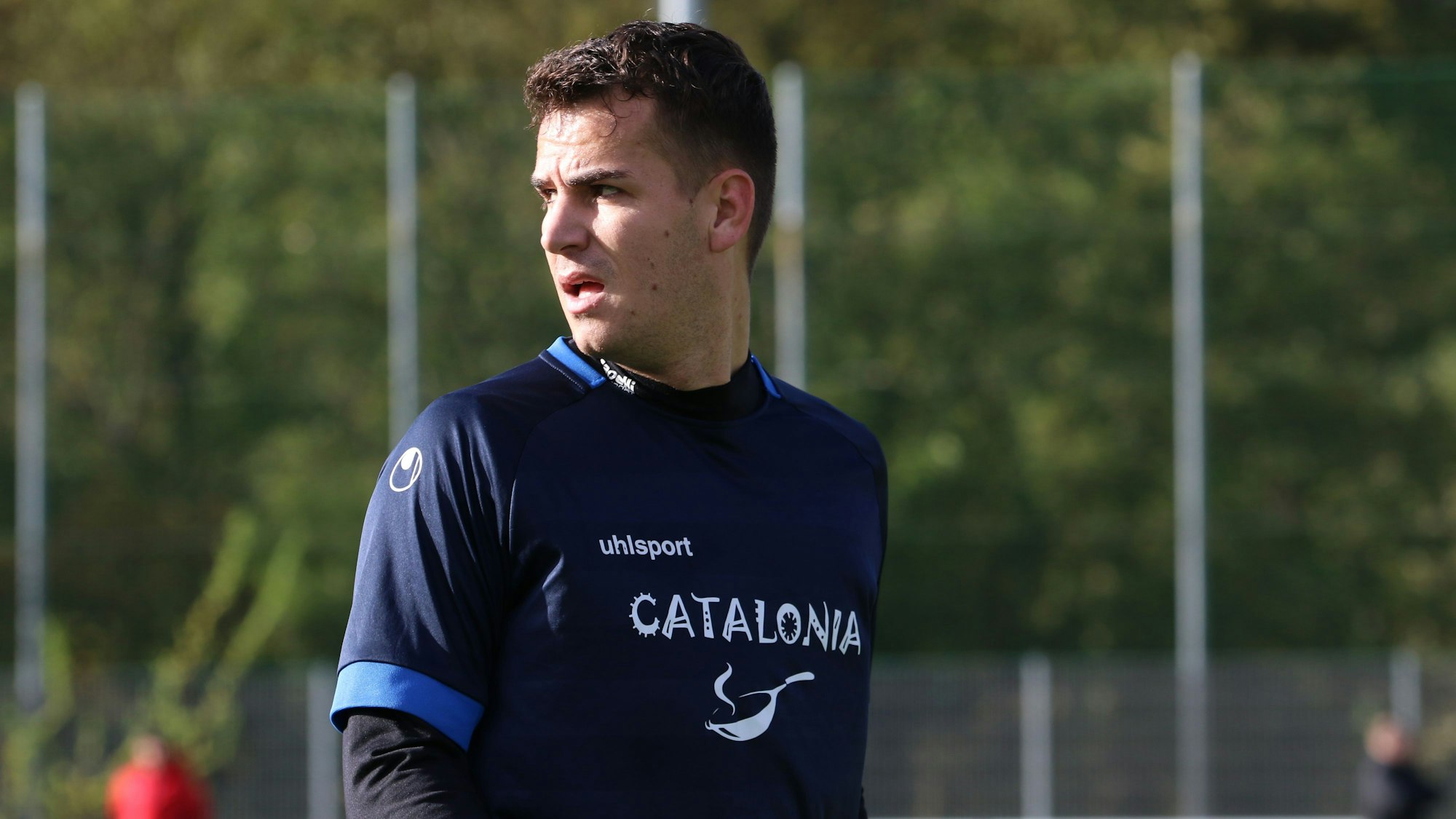 Aufnahme von Helge Hohl in einem Trikot auf einem Fußballplatz