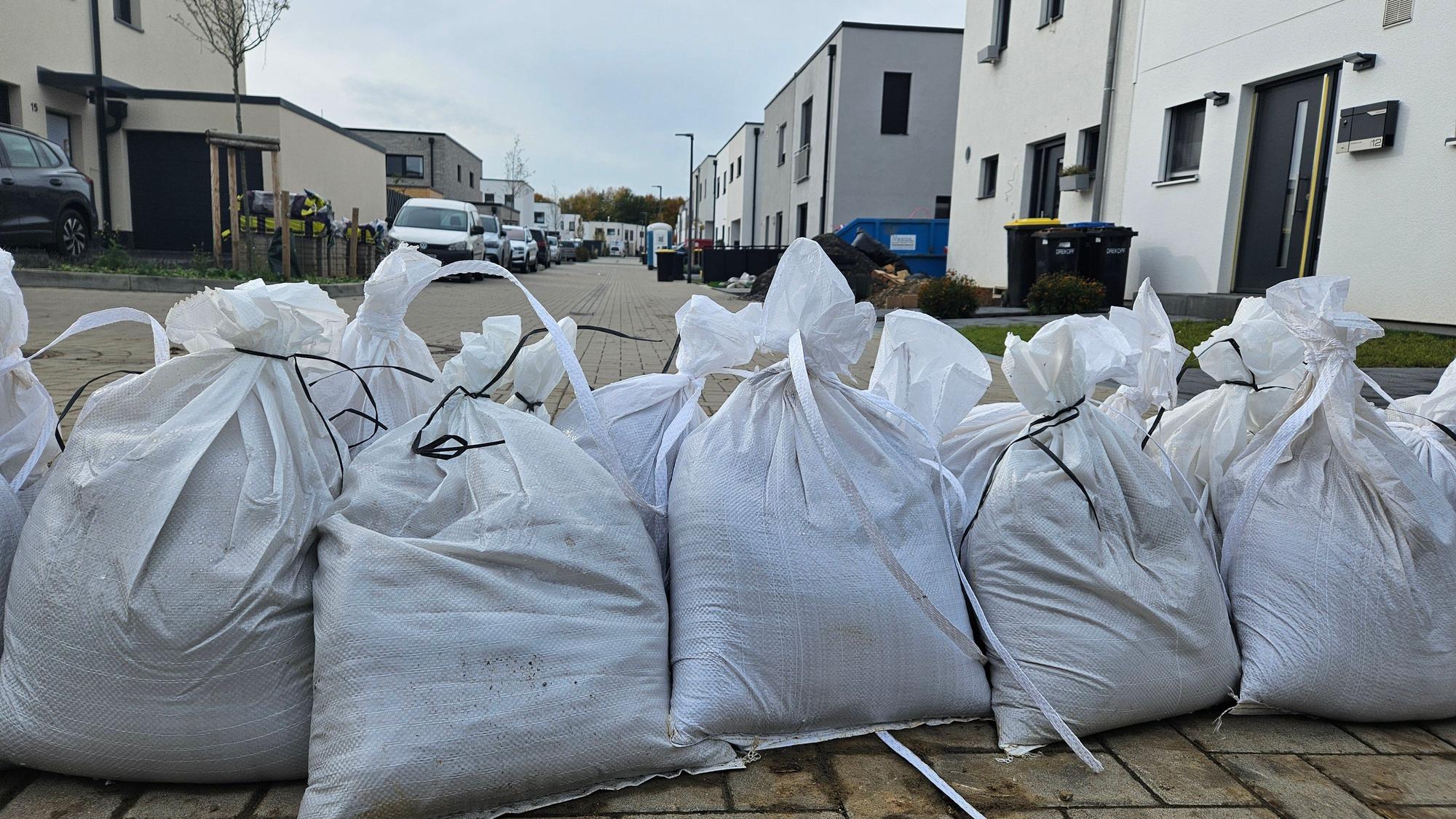 Sandsäcke schützen die Ressourcenschutzsiedlung in Kaster provisorisch gegen mögliche Überschwemmungen. (Symbolfoto)