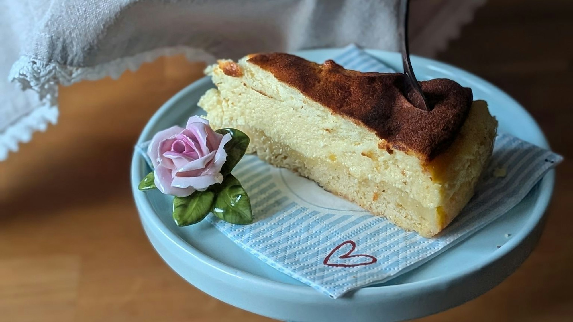 Goldbraun, cremig, ehrlich: Muttis Käsekuchen sind Foodtrends einfach egal.