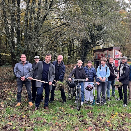 Bürgermeister und Verwaltungsmitarbeiter halten Spaten in der Hand.